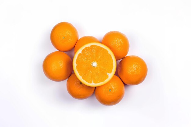 Vista superior de naranjas frescas enteras y en rodajas aisladas sobre fondo blanco