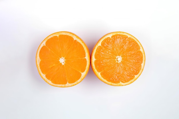 Vista superior de naranjas frescas en rodajas aisladas sobre fondo blanco