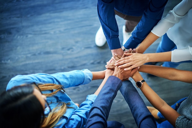 Vista superior de negocios y grupos con manos juntas, apoyo y colaboración con asociación de trabajo en equipo y objetivos Equipo de personal y compañeros de trabajo con objetivo de lluvia de ideas e innovación con cooperación