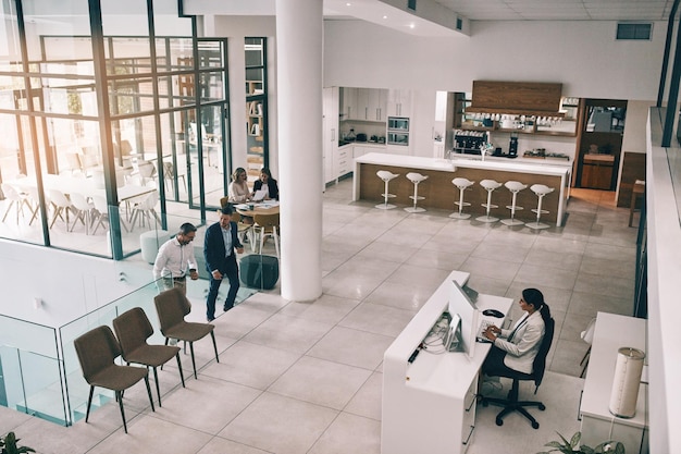 La vista superior de los negocios y las personas corporativas en el vestíbulo de la agencia de contabilidad y el área de recepción Hombres mujeres y empleados en la oficina moderna para la compañía en el nuevo comienzo del día y la mañana en el departamento de finanzas