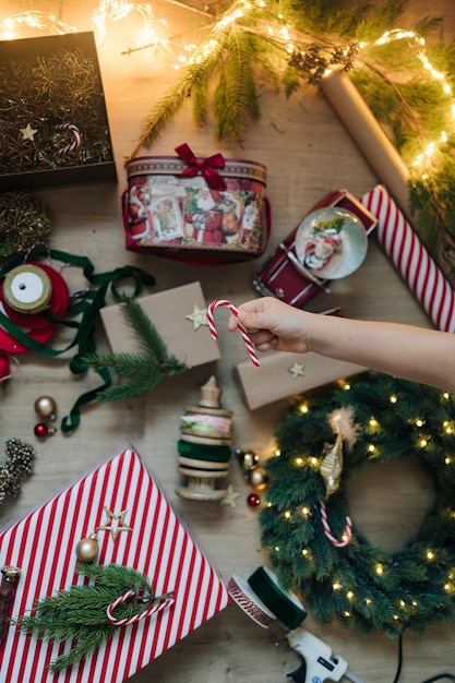 Vista superior de la niña tomando dulces de Navidad decorando y preparándose para la corona de las fiestas de invierno