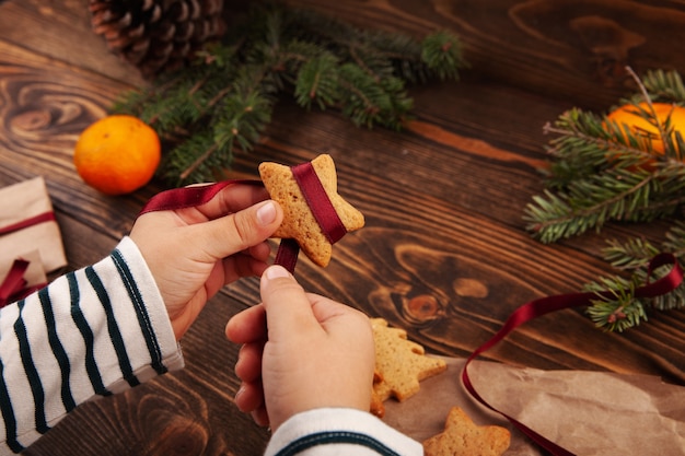 Vista superior del niño preparar los regalos de Navidad.