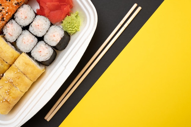 Vista superior no sushi em fundo colorido Placa com rolos de gengibre e vasabi