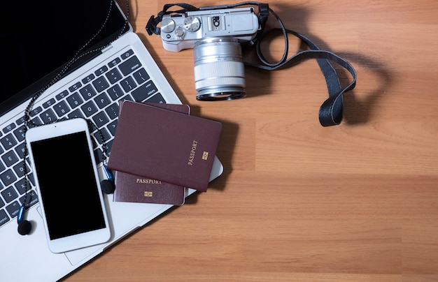 Vista superior notebook câmera fone de ouvido e passaporte Prepare a viagem