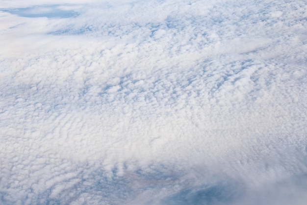 Vista superior de nubes esponjosas blancas desde la ventana del avión.