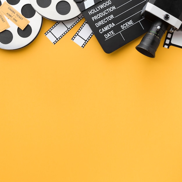 Foto vista superior de objetos de cine sobre fondo amarillo con espacio de copia