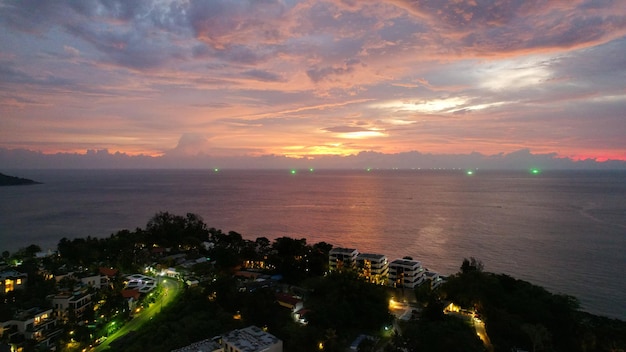 Vista superior del océano y las nubes rojas de la puesta del sol