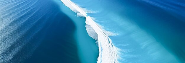 Vista superior del océano las olas del océano azules las olas de agua en las profundidades del océano Banner