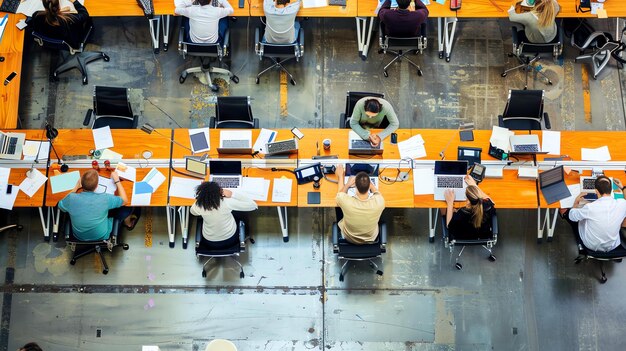 Vista superior de una oficina ocupada con personas trabajando en sus escritorios