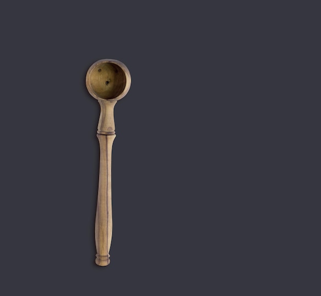 Foto vista superior oliva cuchara de madera de oliva aislada sobre un fondo oscuro adecuada para su elemento de diseño