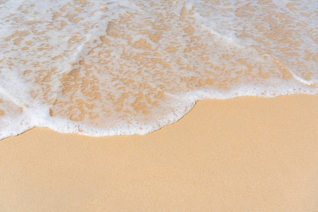 Vista superior de la onda suave en la playa de arena Espacio de copia