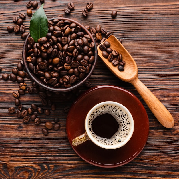 Foto vista superior orgânicos grãos de café em cima da mesa