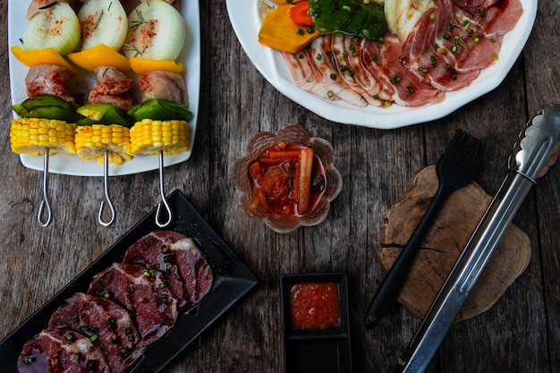 Vista superior Os crus para fazer carnes grelhadas coreanas e churrascos são colocados em uma mesa de madeira.