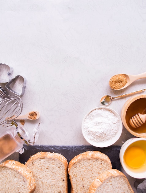 Vista superior, pães caseiros ou pãezinhos