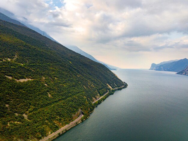 Vista superior del paisaje alpino del lago Lago di Garda b. Italia.