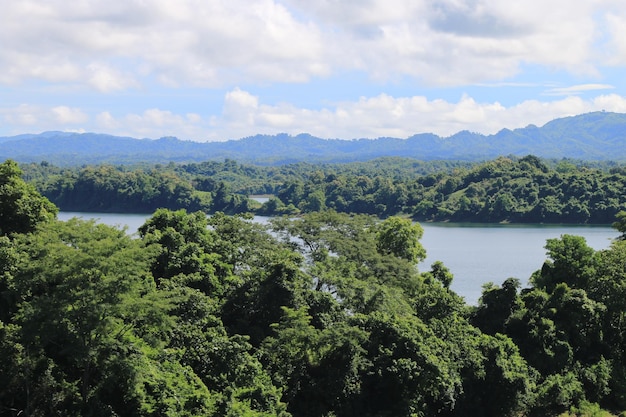 Vista superior del paisaje del lago kaptai, Bangladesh.