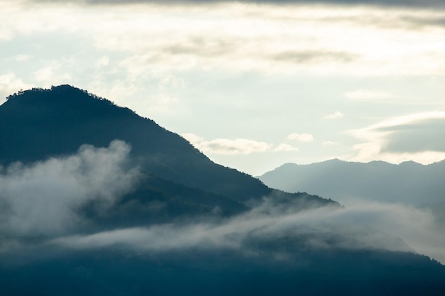 Vista superior Paisaje de niebla matinal con capa de montaña en el norte de Tailandia cresta montañosa y nubes en el bosque de arbustos de la selva rural