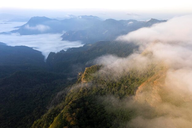 Vista superior Paisaje de niebla matinal con capa de montaña en el norte de Tailandia cresta montañosa y nubes en el bosque de arbustos de la selva rural