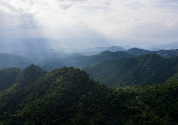 Vista superior Paisaje de niebla matutina con capa de montaña al norte de la cordillera montañosa de Tailandia y nubes en el bosque de arbustos de la selva rural