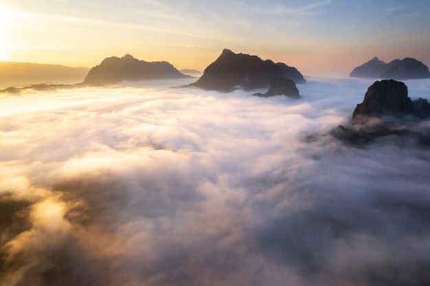 Vista superior Paisaje de niebla matutina con capa de montaña en Meuang Feuang