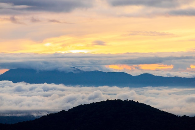 Vista superior del paisaje de niebla matutina con capa de montaña en el norte de Tailandia