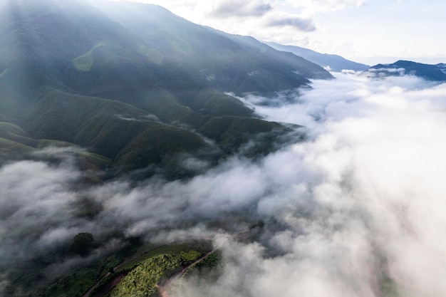 Vista superior Paisaje de niebla matutina con capa de montaña en Sapan nan Tailandia