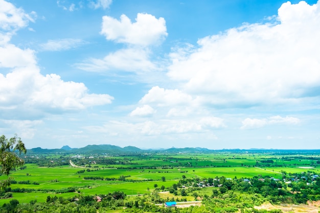 Vista superior Paisaje de prado verde con cielo azul y montaña en el campo Tailandia