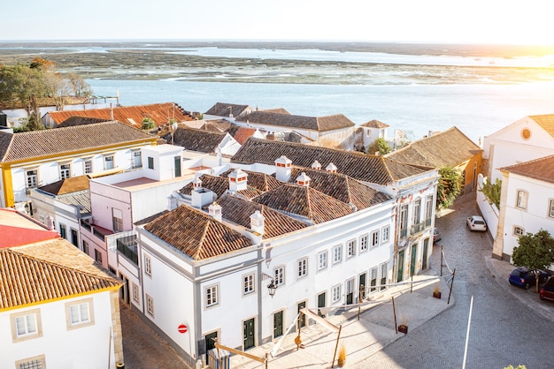 Vista superior del paisaje urbano en el casco antiguo con hermosos tejados en Faro, en el sur de Portugal