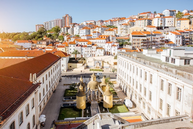 Vista superior del paisaje urbano en el casco antiguo con Manga Garden en la ciudad de Coimbra, en el centro de Portugal