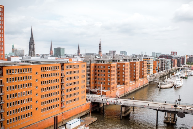 Vista superior del paisaje urbano de Hafencity con antiguos almacenes de ladrillo rojo en la ciudad de Hamburgo, Alemania.