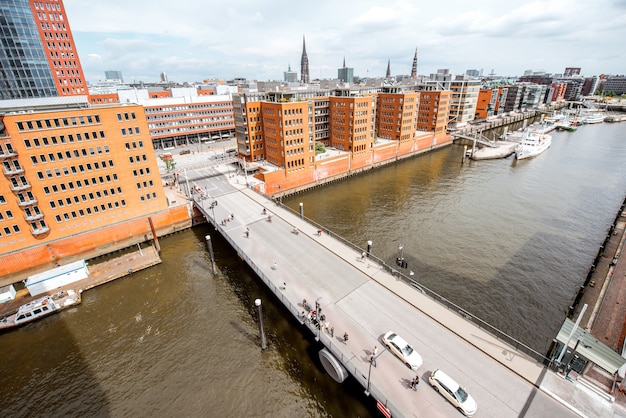 Vista superior del paisaje urbano de Hafencity con antiguos almacenes de ladrillo rojo en la ciudad de Hamburgo, Alemania.