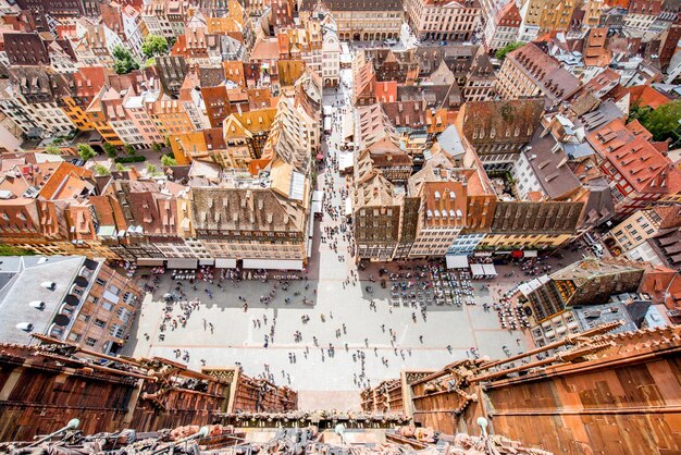 Vista superior del paisaje urbano en la plaza de la catedral llena de gente en el casco antiguo de la ciudad de Estrasburgo, Francia