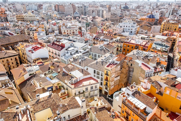 Vista superior del paisaje urbano de los viejos edificios residenciales en la ciudad de Valencia durante el día soleado en España