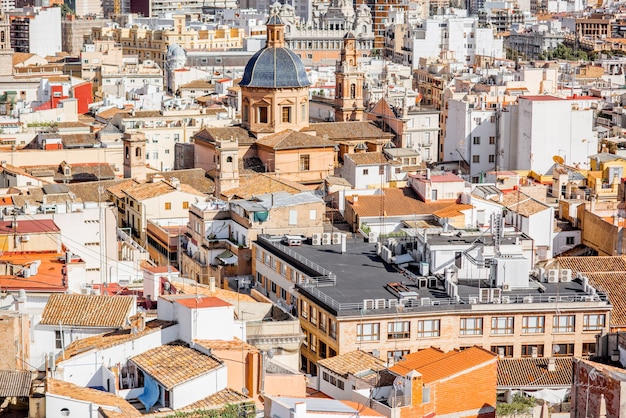 Vista superior del paisaje urbano de los viejos edificios residenciales con iglesia en la ciudad de Valencia durante el día soleado en España
