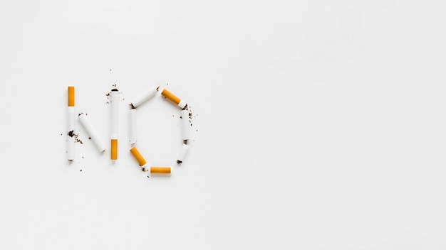 Foto vista superior palabras hechas de cigarros