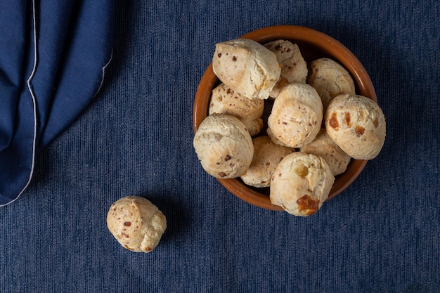 Vista superior del pan de queso típico paraguayo chipa con espacio de copia