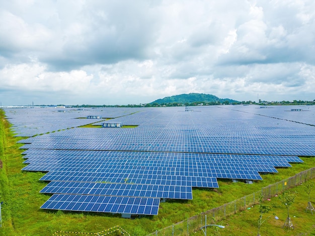 Vista superior de los paneles solares en la granja Fuente alternativa de electricidad Los paneles solares absorben la luz solar como fuente de energía para generar electricidad creando energía sostenible