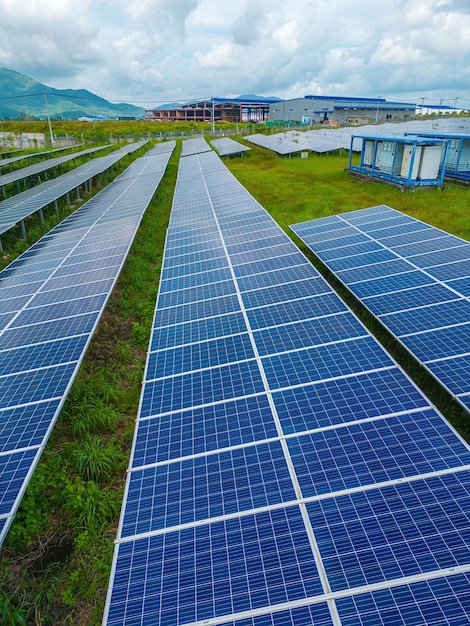 Vista superior de los paneles solares en la granja Fuente alternativa de electricidad Los paneles solares absorben la luz solar como fuente de energía para generar electricidad creando energía sostenible