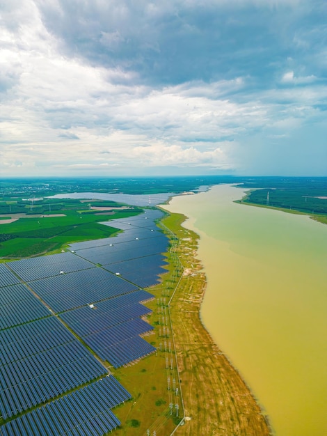 Vista superior de los paneles solares en la granja Lago Dau Tieng Fuente alternativa de paneles solares de electricidad