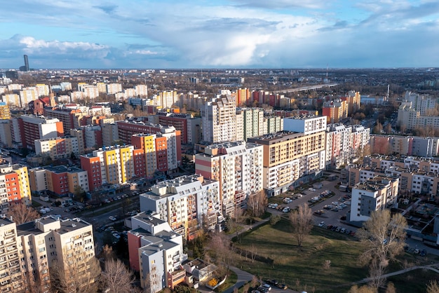 Vista superior panorámica de la antigua ciudad polaca europea de Wroclaw Vista de edificios residenciales de gran altura desde una gran altura