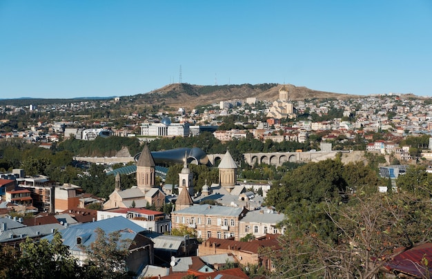 Vista superior panorámica de los monumentos famosos de tbilisi georgia