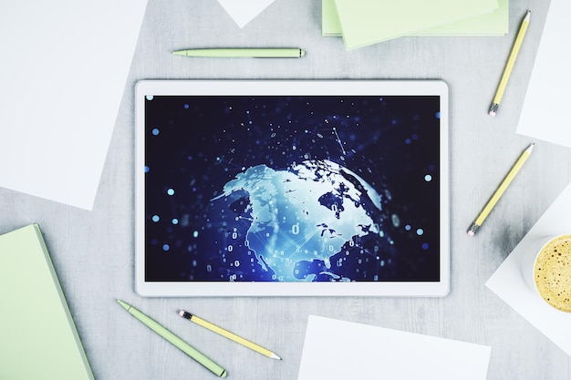 Vista superior de la pantalla de la tableta digital moderna con holograma de desarrollo de software abstracto y mapa del mundo concepto de investigación y análisis global Renderización 3D
