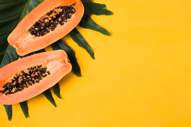 Vista superior papayas frescas con espacio de copia