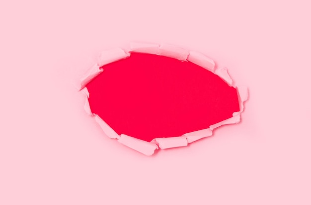 Vista superior de papel rasgado rosa sobre fondo rojo Espacio libre para banner de texto