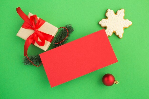 Foto vista superior del papel rojo en blanco para saludos de navidad en el green