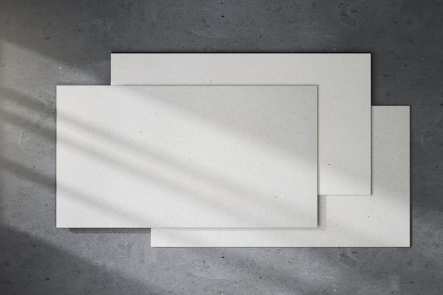 Vista superior de papeles blancos vacíos en un escritorio de hormigón Simulacro de renderizado 3D