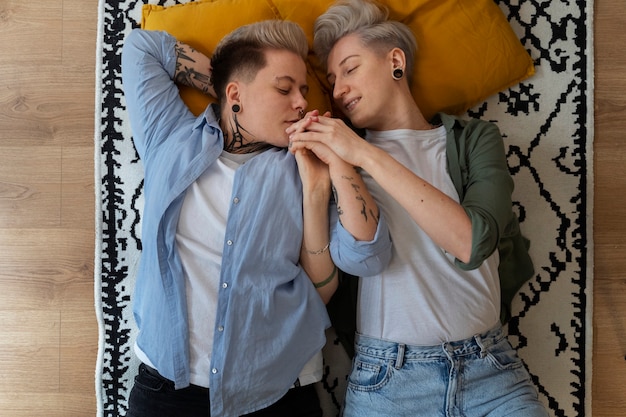 Foto vista superior pareja de lesbianas románticas en casa