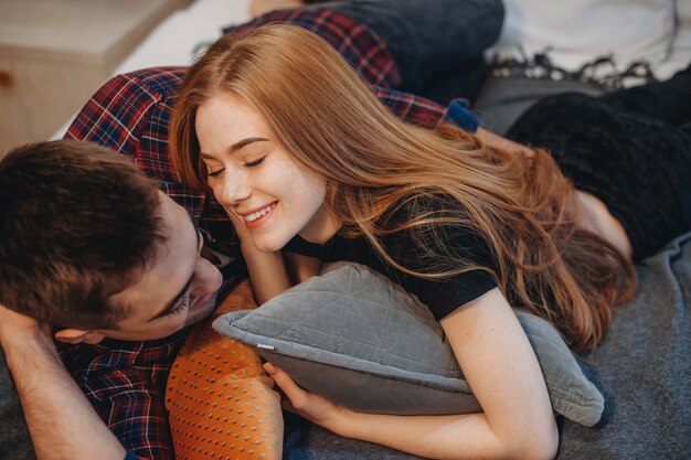 Una vista superior de una pareja recién casada que tiene los primeros momentos de amarre juntos como esposo y esposa