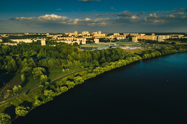 Vista superior del parque de la ciudad y complejo deportivo en Chizhovka.Parque de recreación con senderos para bicicletas en Minsk.Belarus.