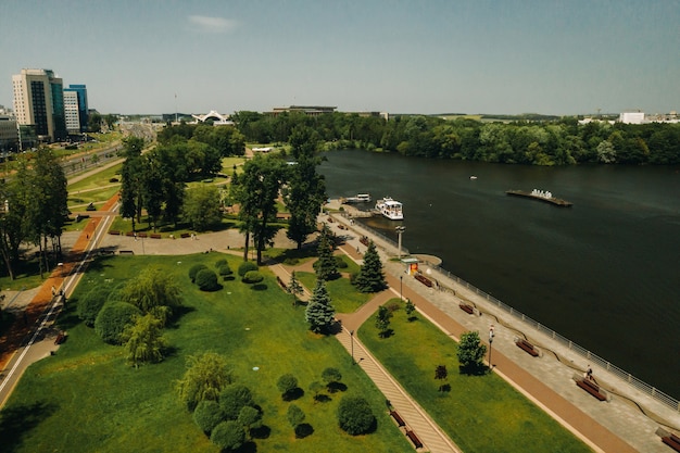 Vista superior del Parque de la victoria en Minsk y el río Svisloch Vista aérea de la ciudad de Minsk y el complejo del Parque Bielorrusia